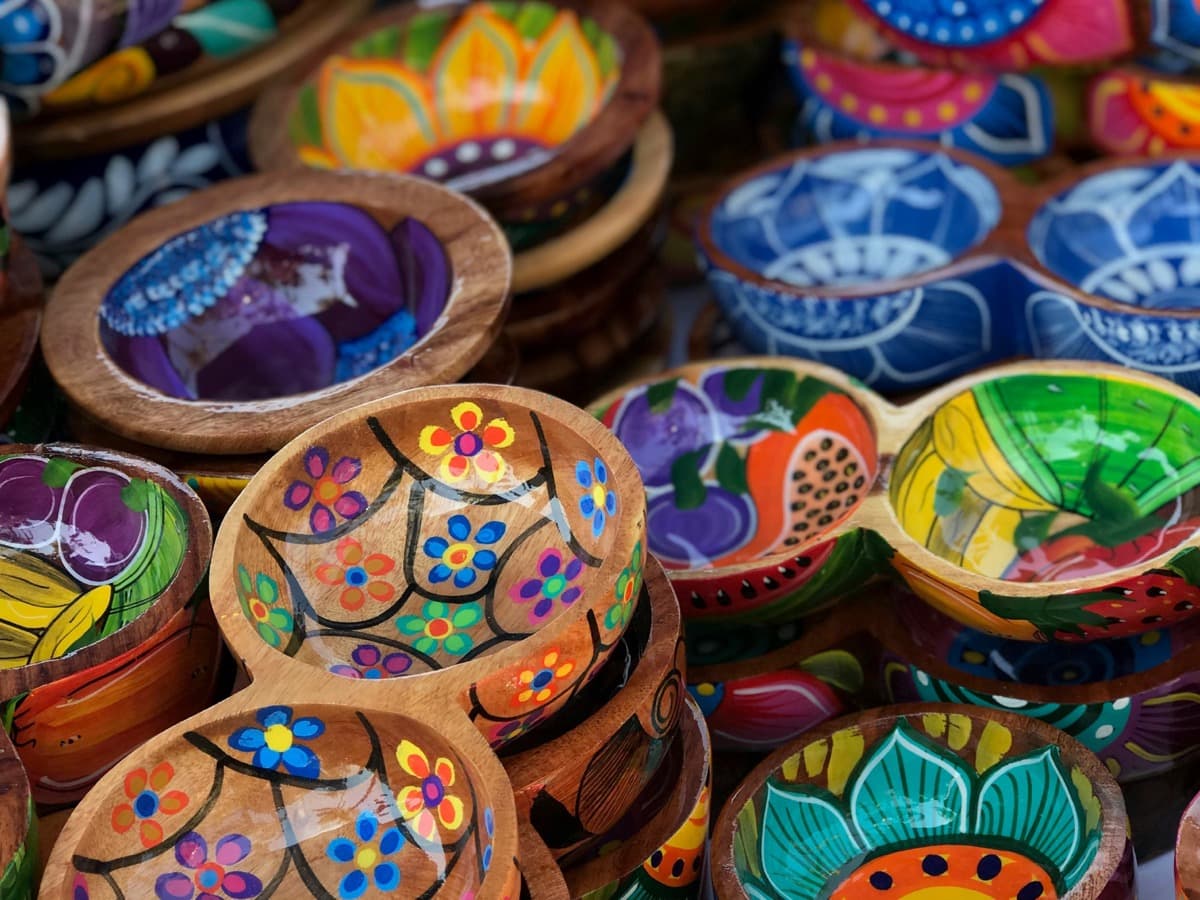 Bowls de madera pintados a mano con motivos mexicanos